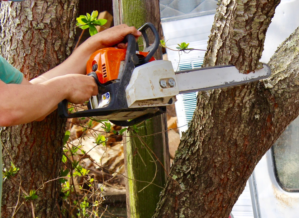 Espace de travail intérieur avec outils électriques sur fond noir