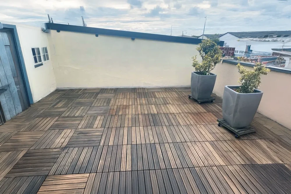 Terrasse extérieure contemporaine avec pergola en bois au coucher du soleil