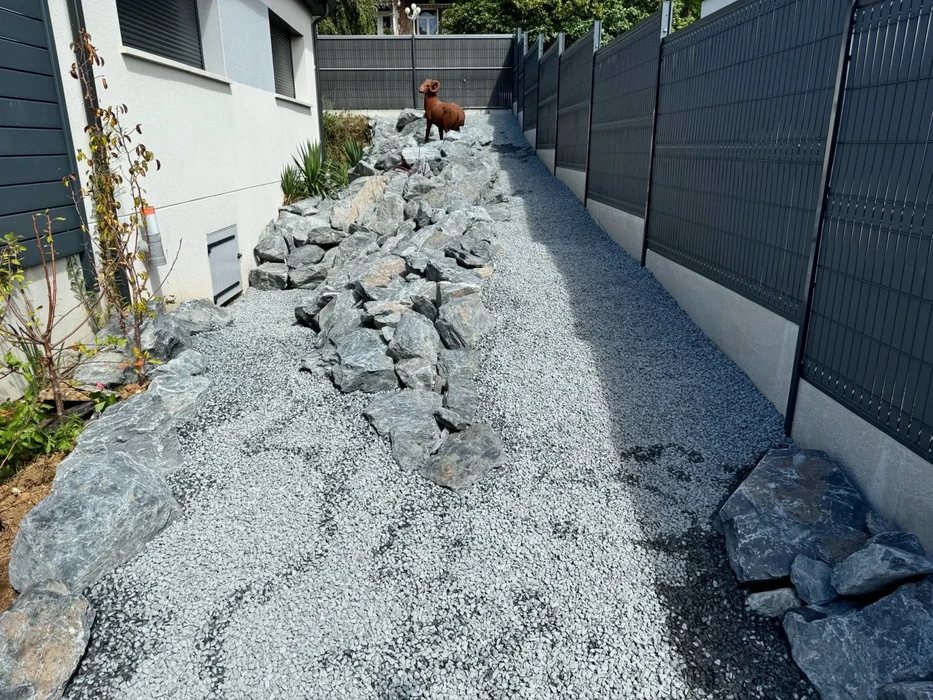 Piscine extérieure avec eau turquoise cristalline, deux bouées gonflables flottantes en forme de donuts rose et marron avec glaçage décoratif