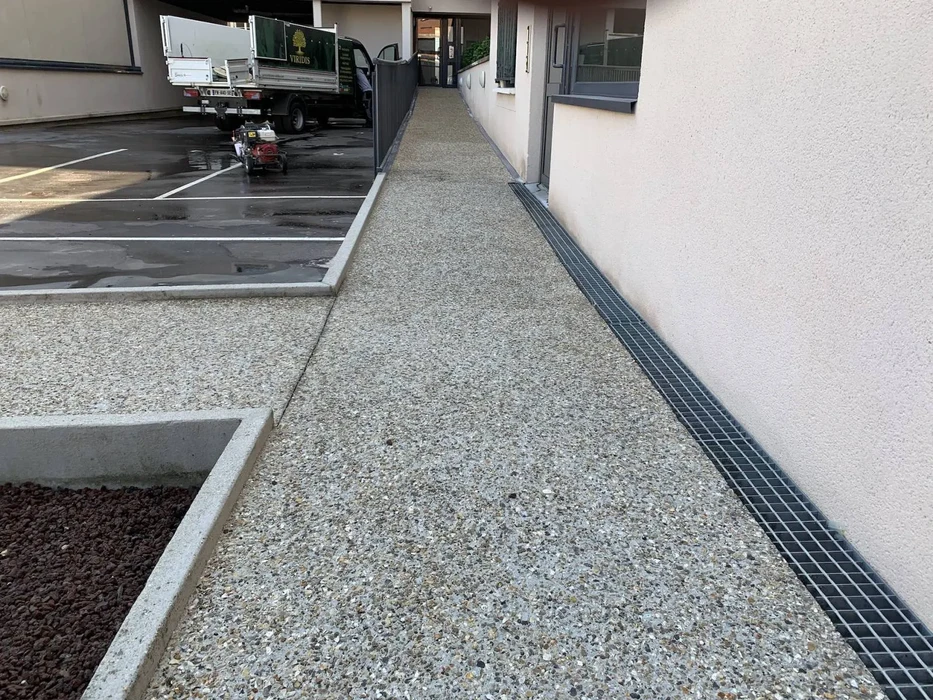 Piscine intérieure vue sous-marine avec nageur en surface, carrelage au fond, eau cristalline bleu turquoise, éclairage naturel filtré, bulles d'air visibles