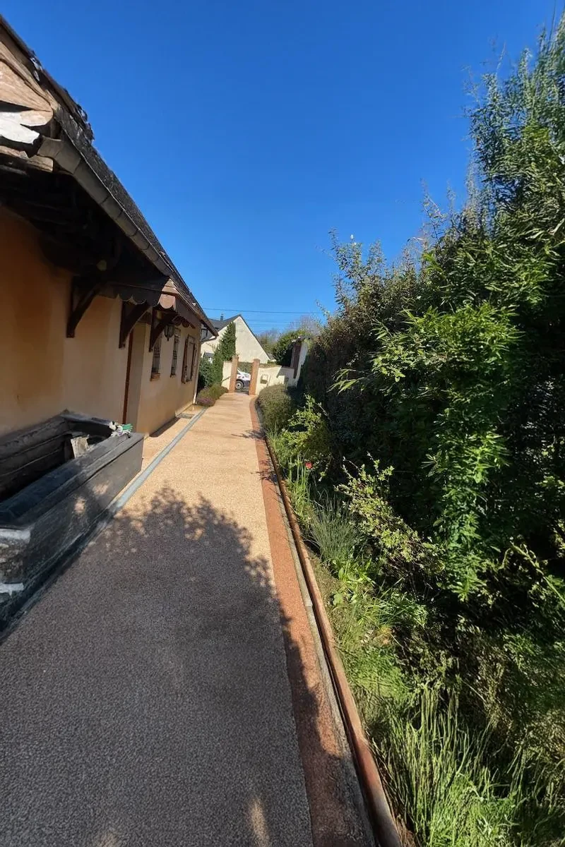Piscine extérieure avec eau turquoise cristalline, deux bouées gonflables jaunes et orange flottant à la surface