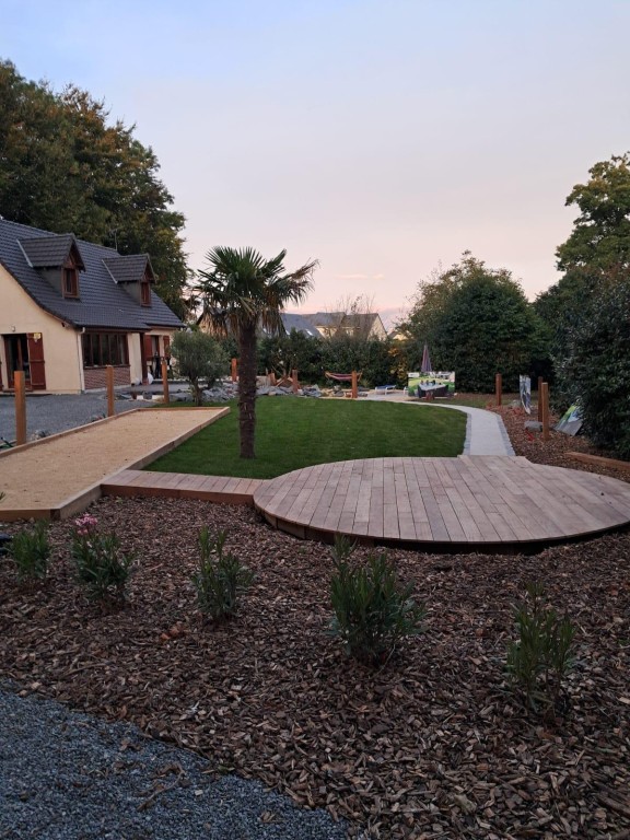 Aménagement de jardin à Écrainville près du Havre – Terrasse bois et terrain de pétanque sur mesure